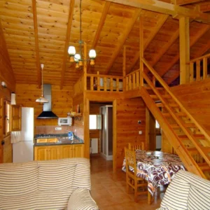 Interior en cabaña de madera en Complejo Altozano