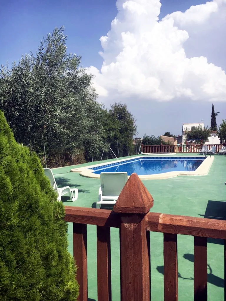 piscina exterior en Complejo de turismo Altozano en Moratalla