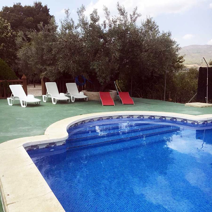piscina exterior en complejo de turismo Altozano en Moratalla