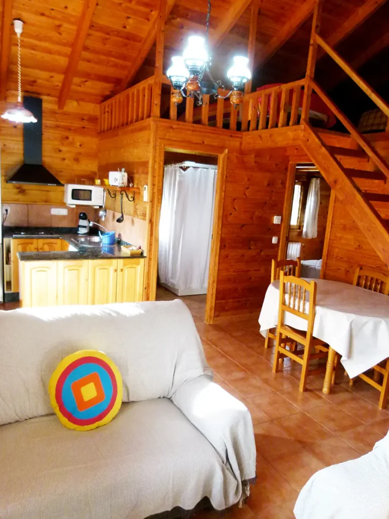 Sala interior cabaña de madera Lavanda en Moratalla