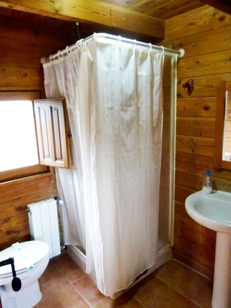 baño cabaña de madera Romero en Moratalla