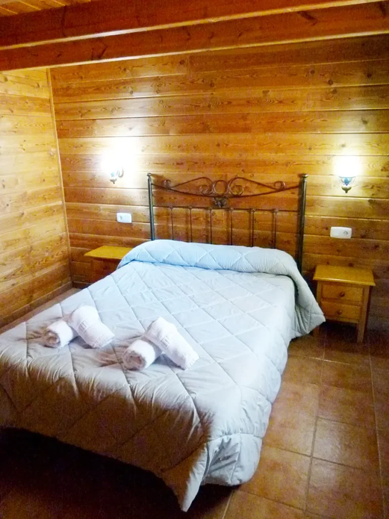 dormitorio doble cabaña de madera Romero en Moratalla