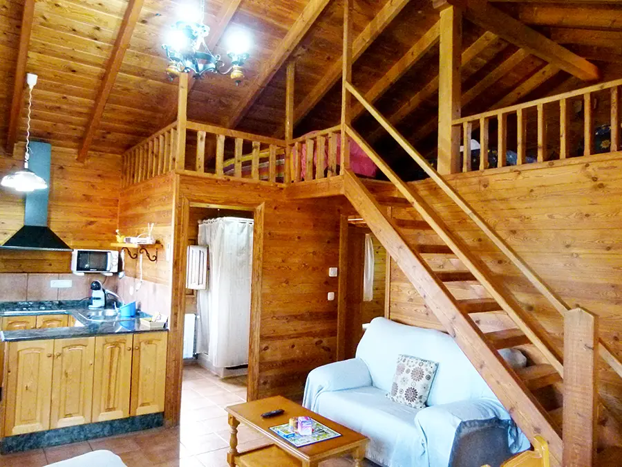 escalera cabaña de madera Romero en Moratalla