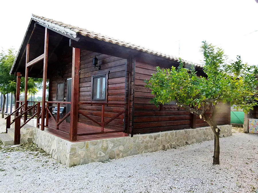 Exterior lateral cabaña de madera Tomillo en Moratalla