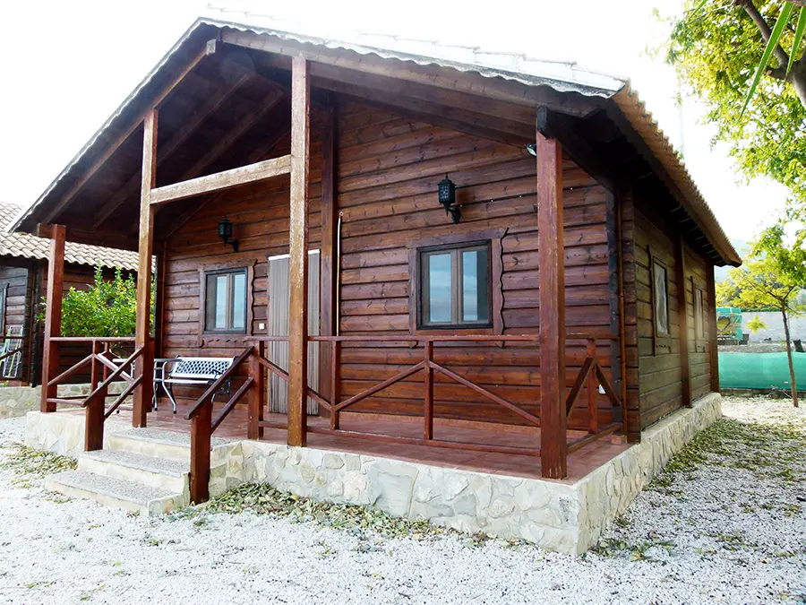 lateral exterior cabaña de madera Romero en Moratalla