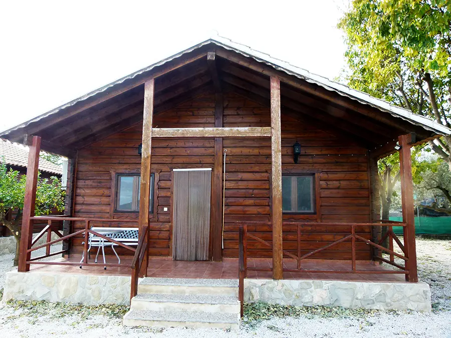 portada exterior cabaña de madera Romero en Moratalla