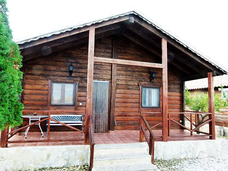 Portada exterior cabaña de madera Tomillo en Moratalla
