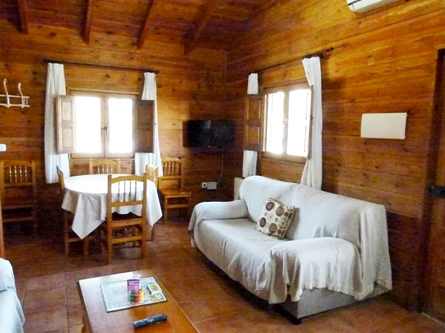 sala esquina cabaña de madera Romero en Moratalla