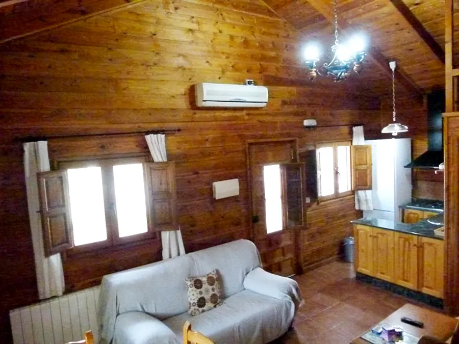 sala interior cabaña de madera Romero en Moratalla